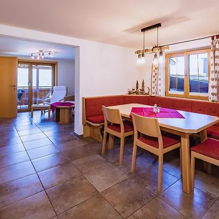 Panorama Guggenbichl: Alpine Views & Access Apartment Kaprun