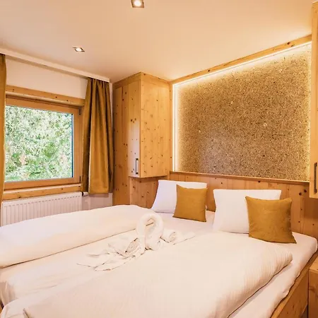 Panorama Guggenbichl: Alpine Views & Access Apartment